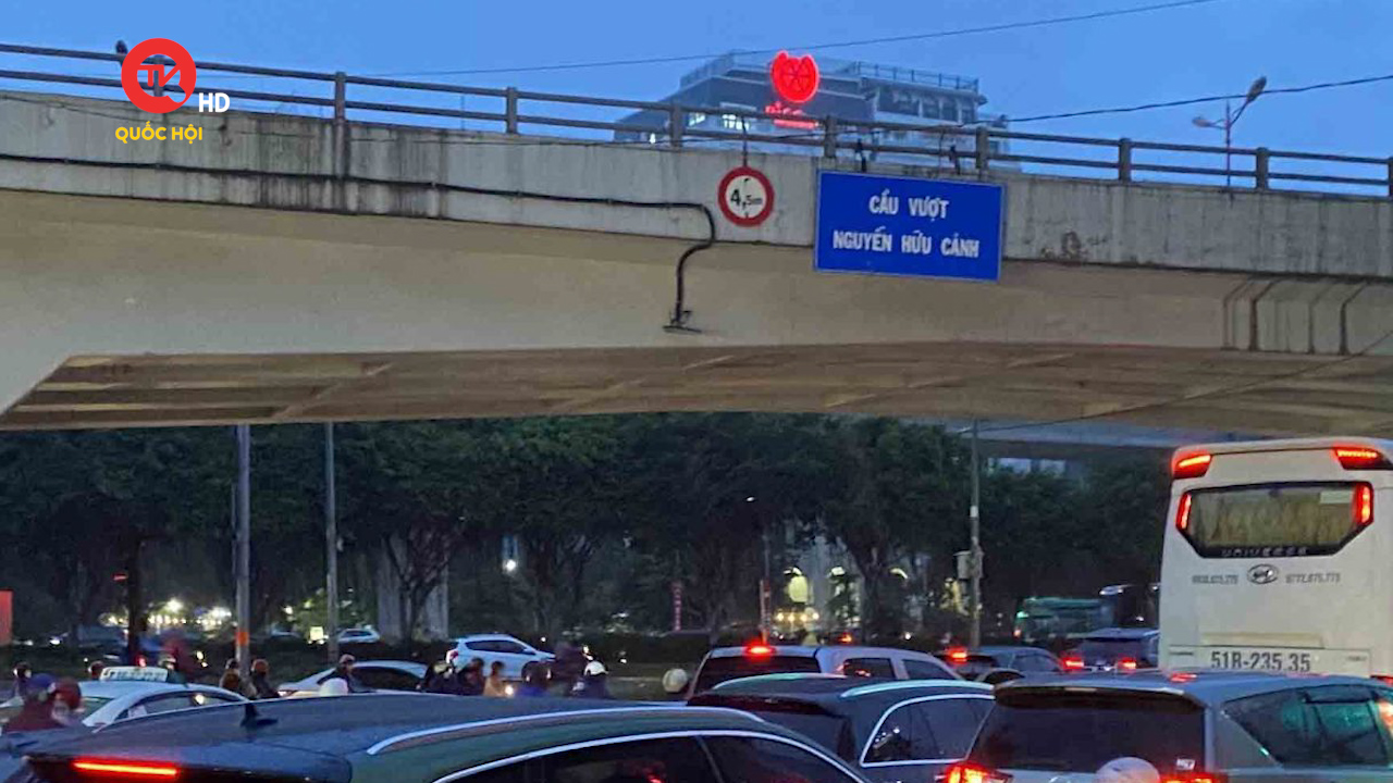 TP.HCM: Cấm xe tải qua cầu vượt Nguyễn Hữu Cảnh do đứt cáp nhịp chính