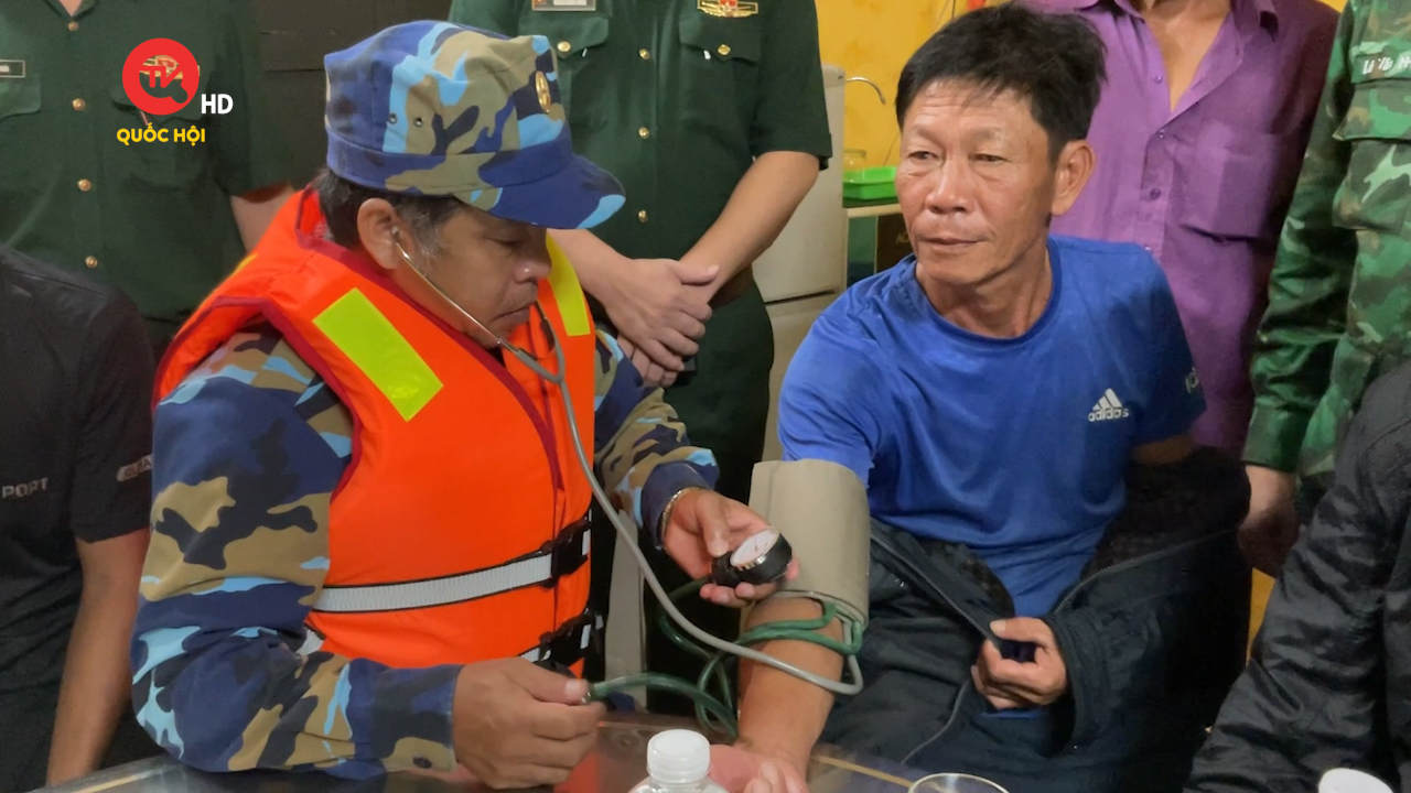 Thừa Thiên-Huế: Cứu sống 9 ngư dân bị chìm tàu trên biển