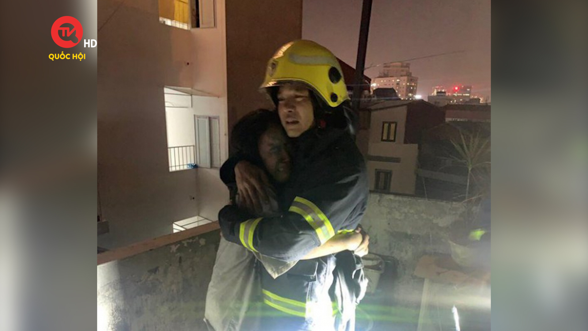 Người lính cứu hỏa chia sẻ khoảnh khắc nữ nạn nhân ôm chặt, khóc nức nở