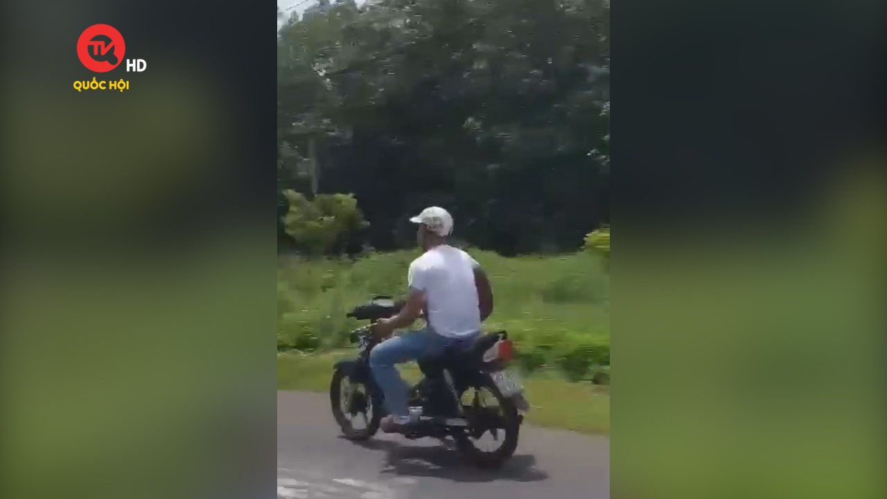 Công an Đồng Nai xác minh clip thanh niên vừa lái xe máy bằng chân, vừa chơi guitar