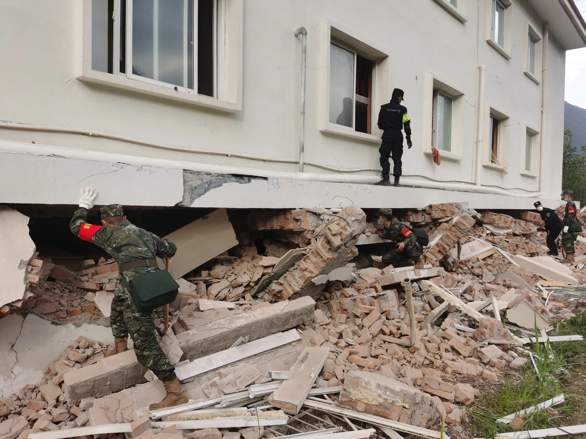 Trung Quốc: Động đất kinh hoàng, gần 100 người thương vong