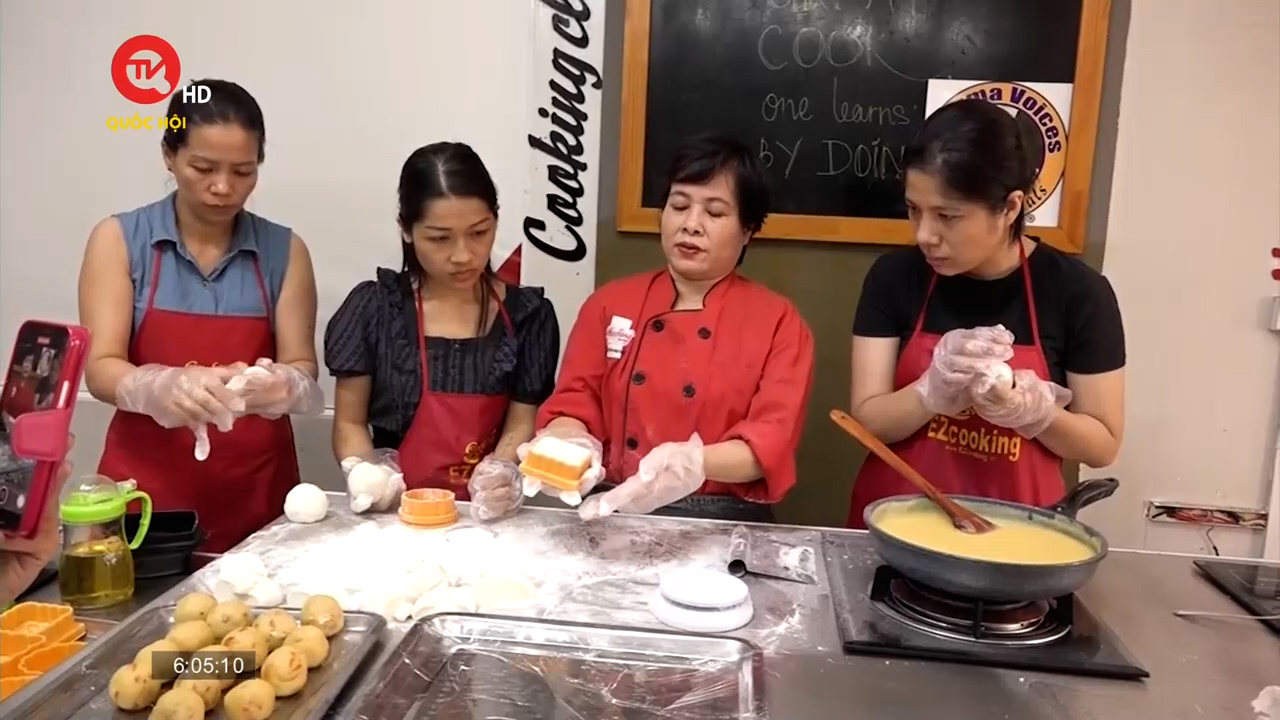 Lớp học làm bánh Trung thu handmade hút khách