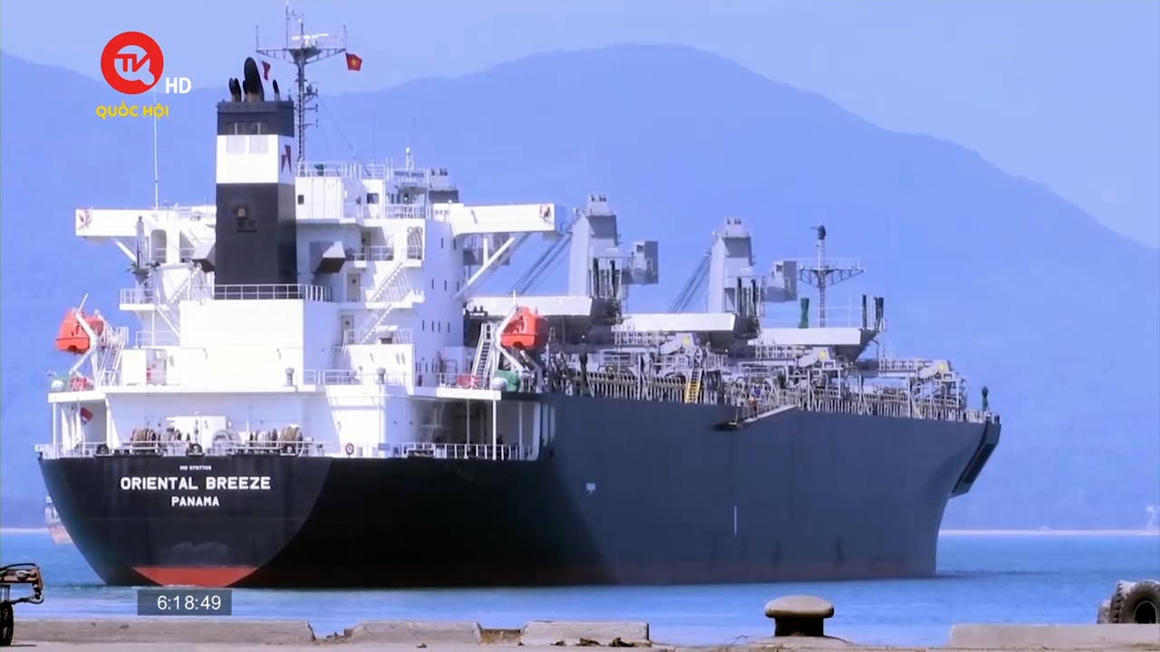 Thừa Thiên Huế: Thí điểm hỗ trợ tàu container ra vào cảng biển
