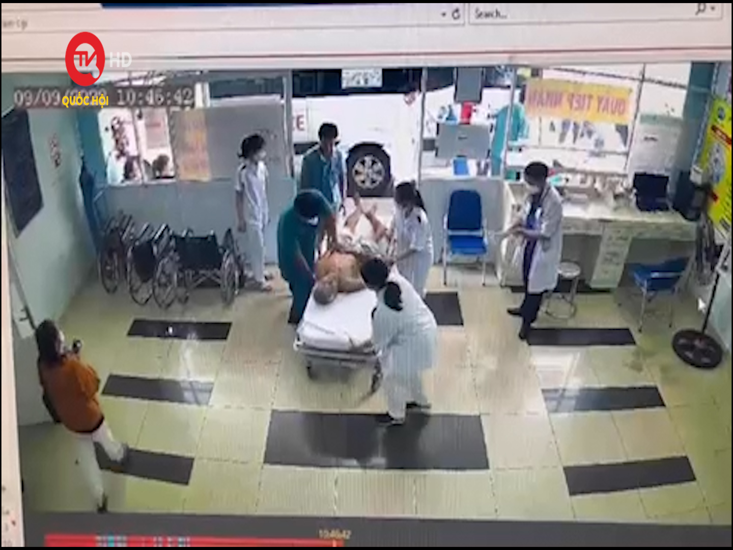 Bác sĩ cứu người hóc bánh trung thu ngay tại cổng viện