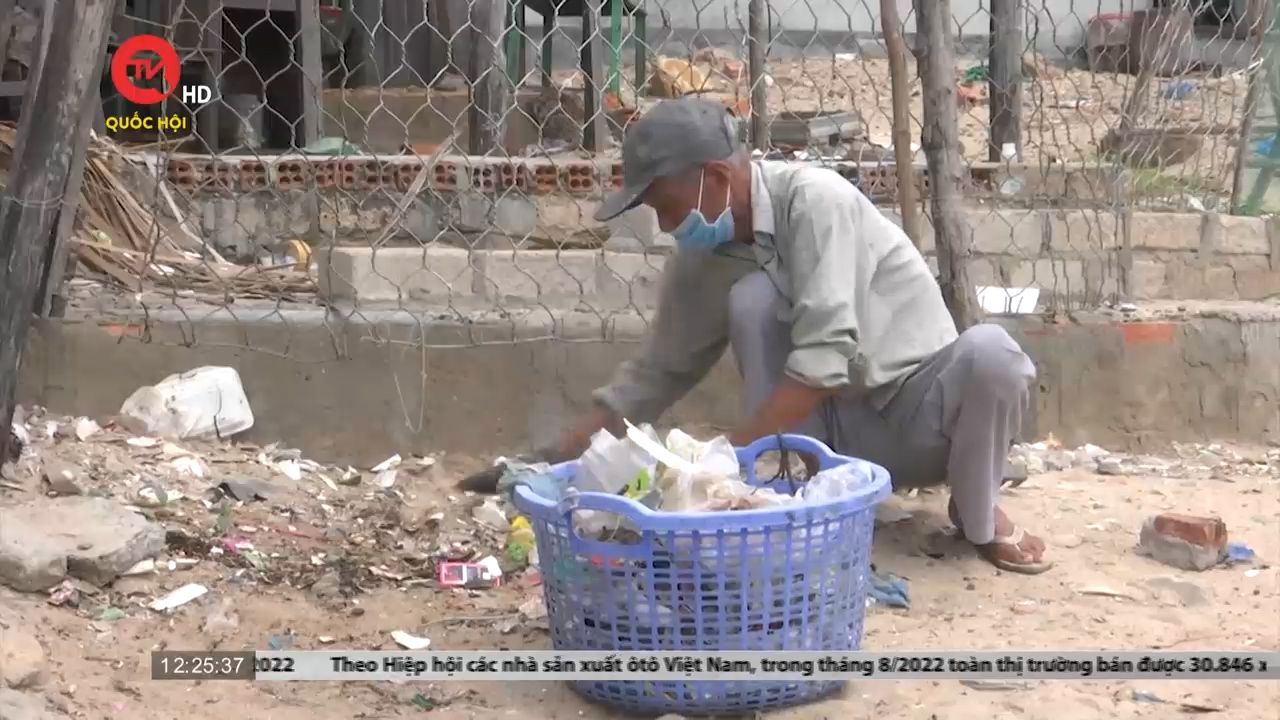 Hành trình hơn 10 năm nhặt rác và bỏ tiền túi mang điện về nông thôn của ông cụ 75 tuổi tại Bình Thuận