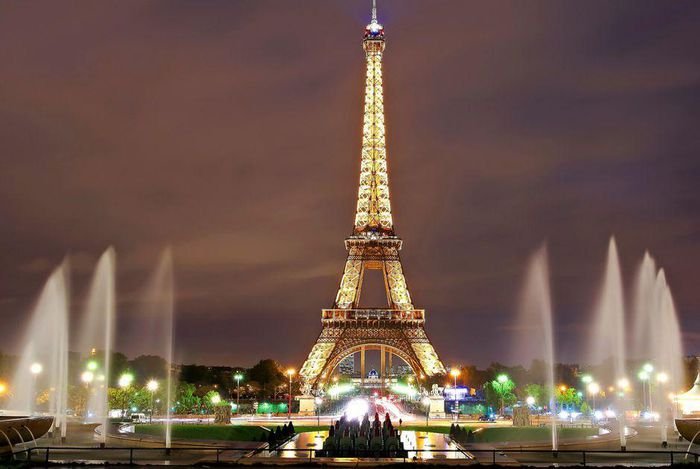 Pháp tắt đèn tháp Eiffel sớm hơn thường lệ