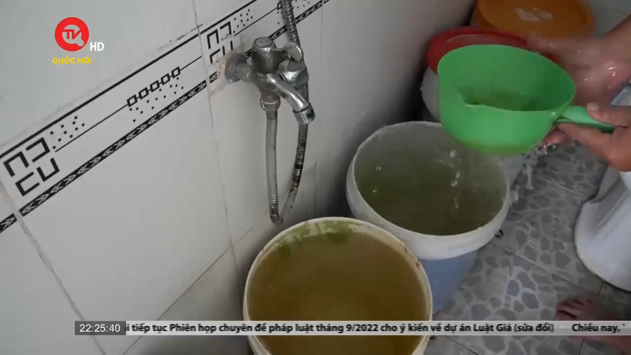 Cà Mau: Dân bức xúc vì mua nước sạch giá 6.500 đồng/khối mà vẫn có cát bẩn và mùi hôi