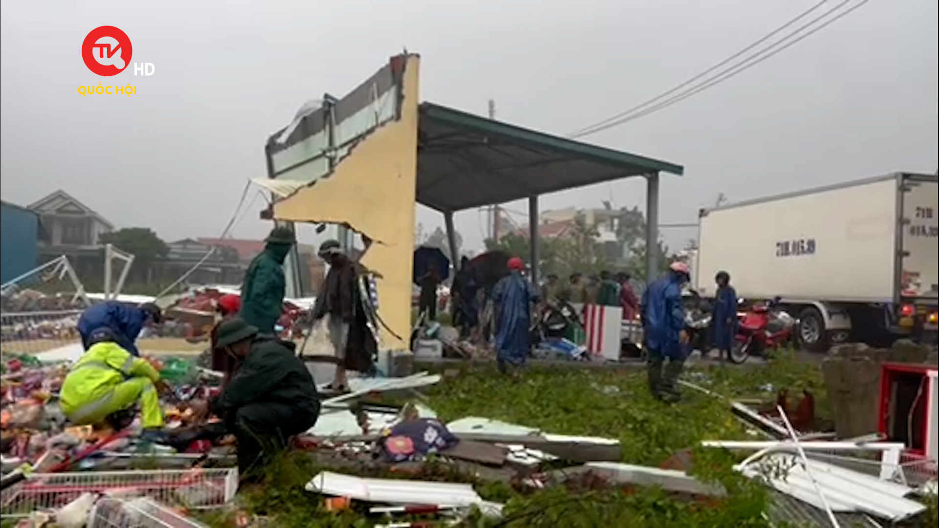 Quảng Trị: Chợ bay mái, tường nhà đổ sập do bão Noru