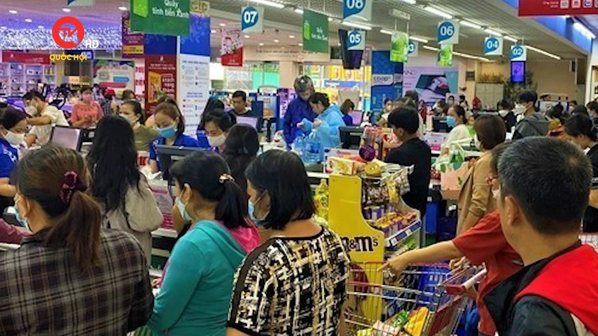 Đà Nẵng: Người dân đổ xô đi mua lương thực, thực phẩm dự trữ phòng bão Noru