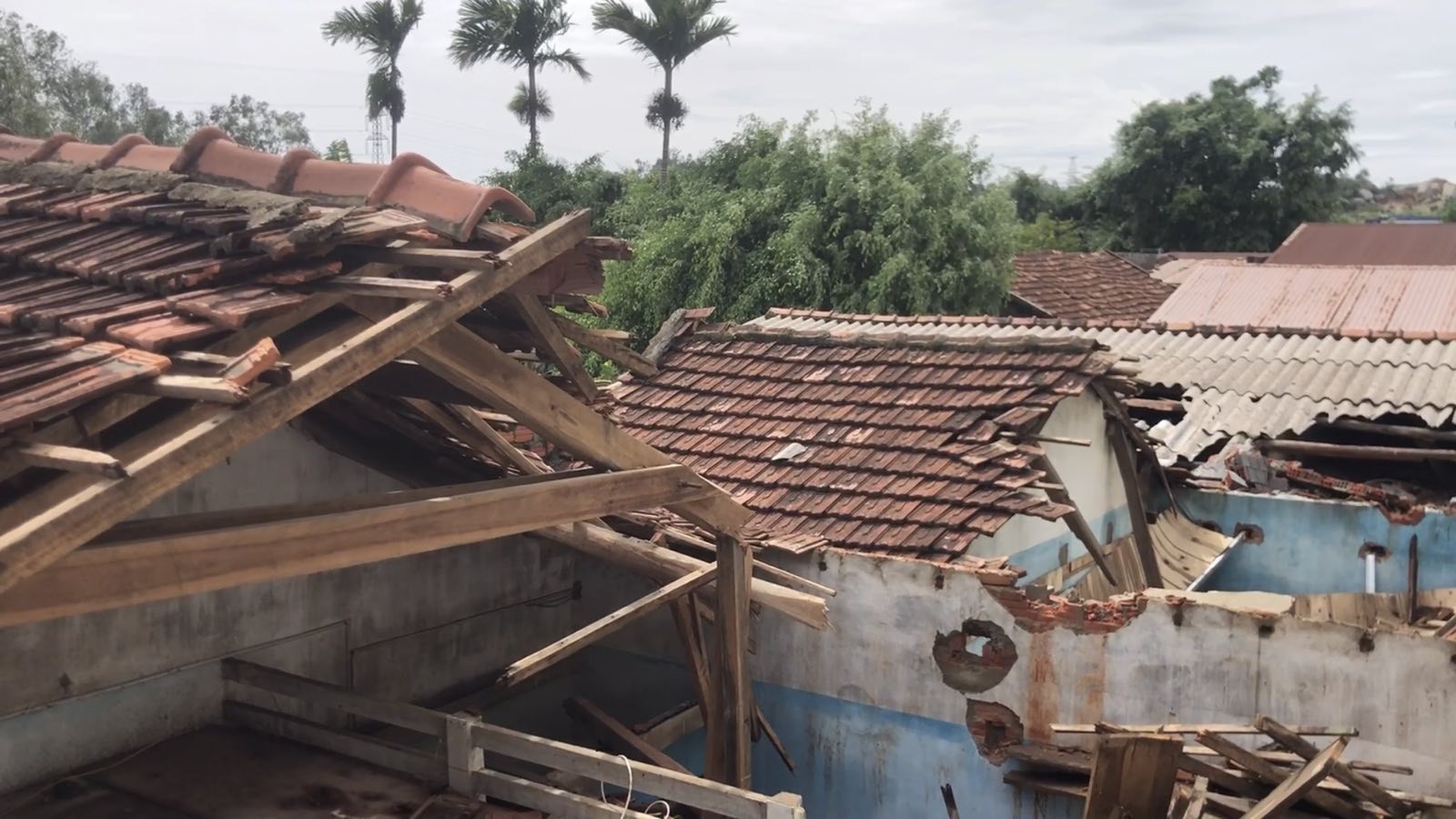 Quảng Ngãi: Bão Noru gây mất điện 6/11 huyện thị, làm sập nhà, chôn vùi xe máy
