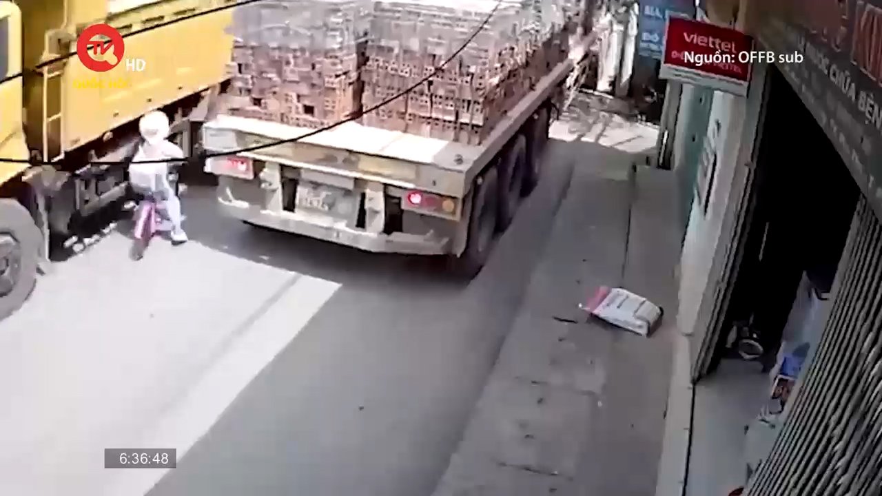 Điểm mù giao thông: Cháu bé thoát nạn thần kỳ sau va chạm với xe tải