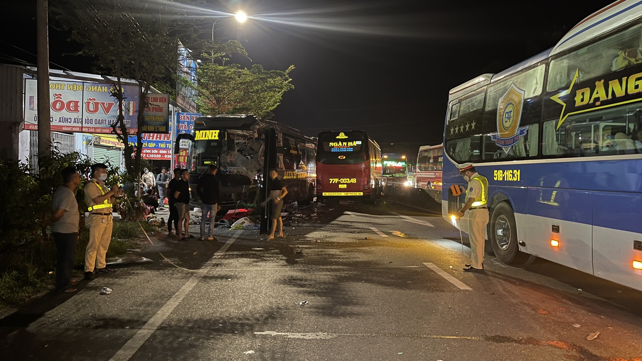 Bình Thuận: Tai nạn liên hoàn giữa 4 xe khách giường nằm