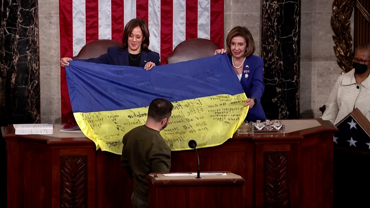 Khoảnh khắc ông Zelensky tặng lá cờ Ukraine "đầy vết sẹo chiến đấu" cho Quốc hội Hoa Kỳ