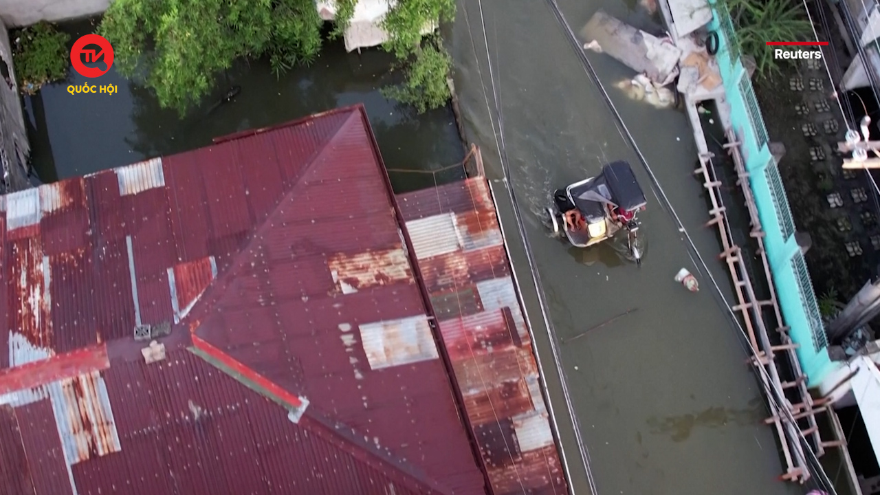 Những chiếc xe độ gầm cao vượt đường phố ngập lụt tại Philippines