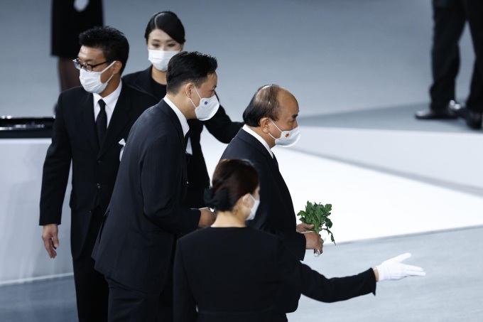 Chủ tịch Nước Nguyễn Xuân Phúc đặt hoa tưởng niệm Cố Thủ tướng Abe Shinzo