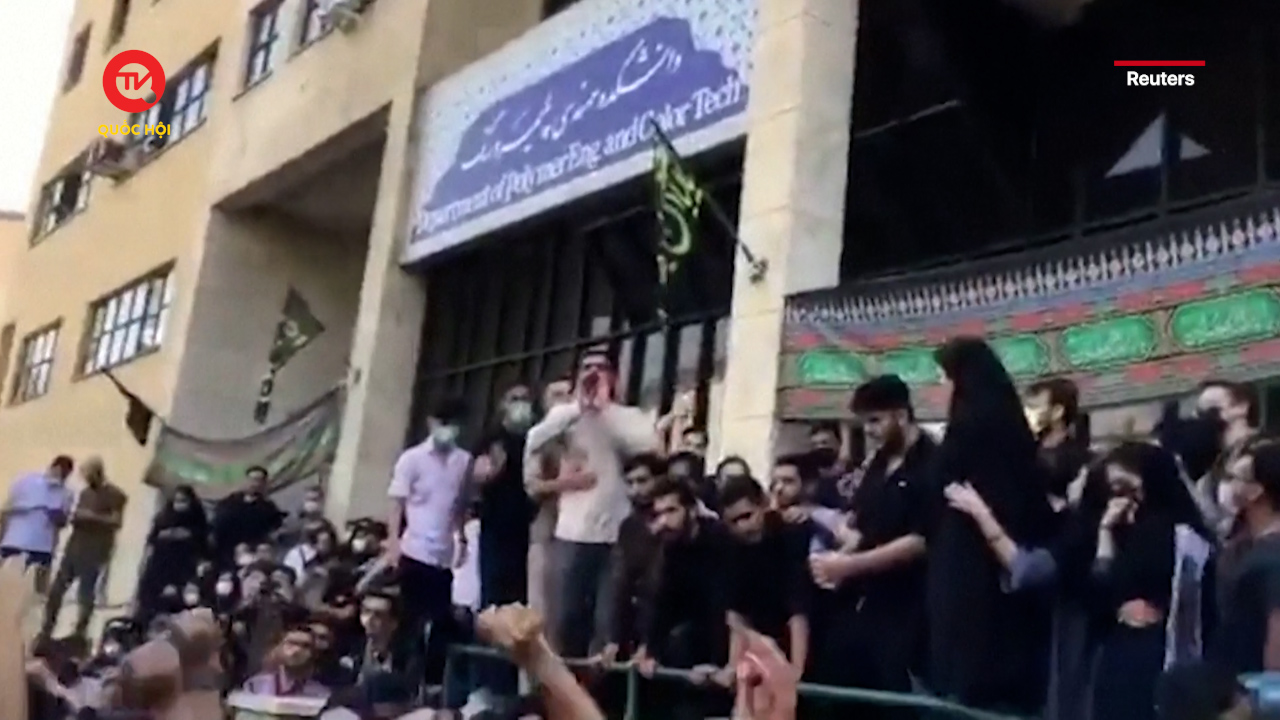 Biểu tình lan khắp Iran sau cái chết của cô gái ‘ăn mặc không phù hợp’