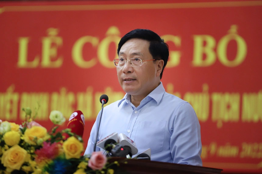 Phó Thủ tướng Phạm Bình Minh trao quyết định đặc xá cho phạm nhân