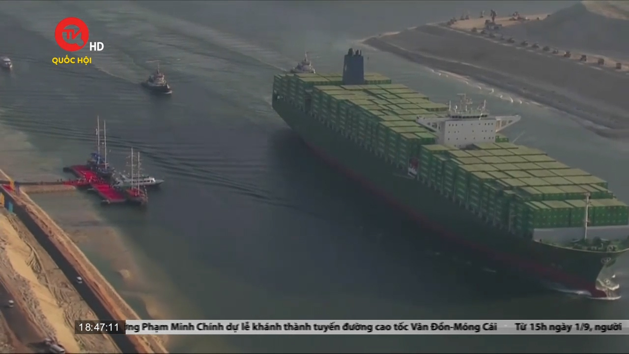 Tàu chở dàu mắc cạn tại kênh đào Suez