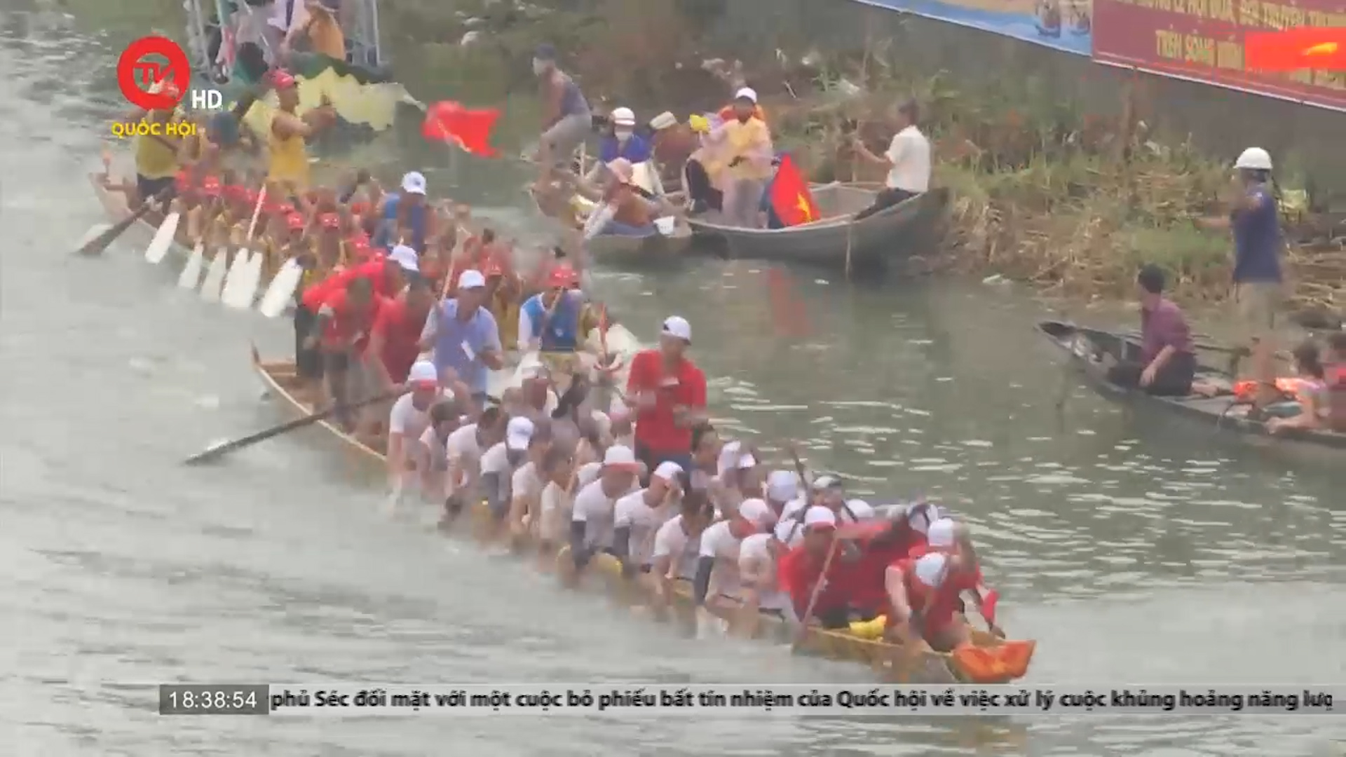 Tưng bừng lễ hội đua thuyền mừng Tết Độc lập trên quê hương Đại tướng Võ Nguyên Giáp