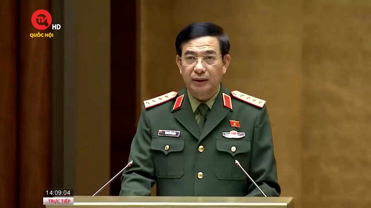 Bộ trưởng Bộ Quốc phòng Phan Văn Giang trình bày Tờ trình dự thảo Luật Phòng thủ dân sự