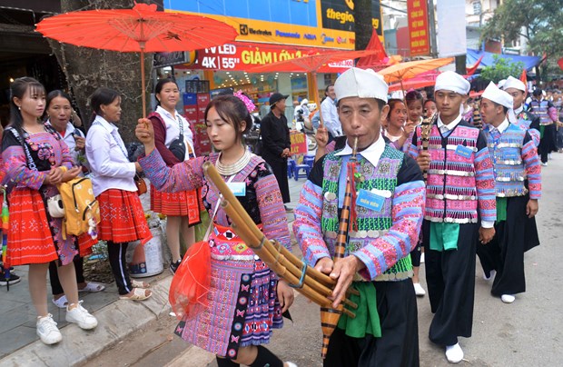 Rộn ràng lễ hội đường phố trên cao nguyên Mộc Châu