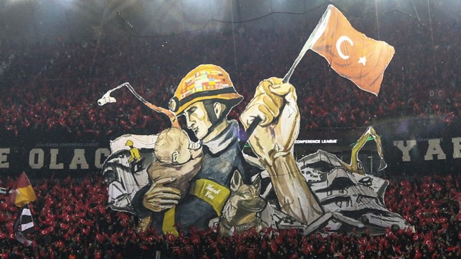 CĐV Thổ Nhĩ Kỳ tri ân hơn 30 đoàn cứu hộ động đất ngay trên sân bóng