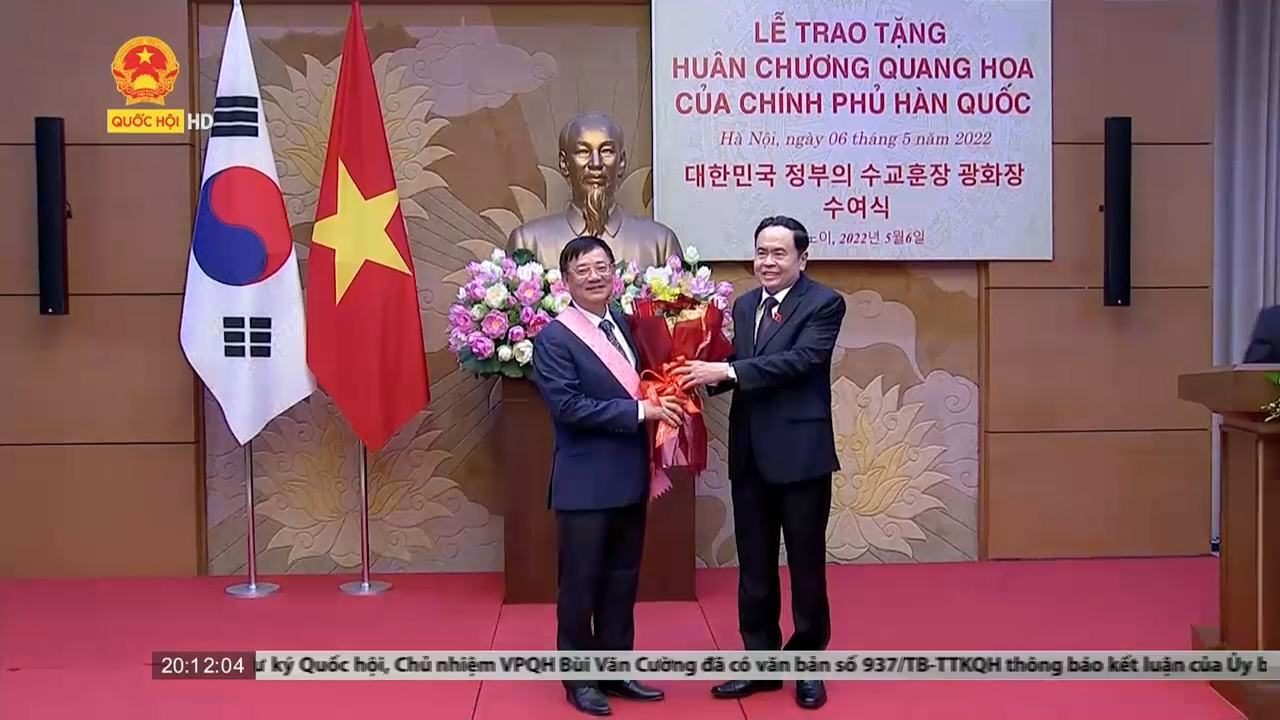 Nguyên Trưởng Ban Công tác đại biểu Trần Văn Tuý nhận Huân chương Quang hoa của Chính phủ Hàn Quốc