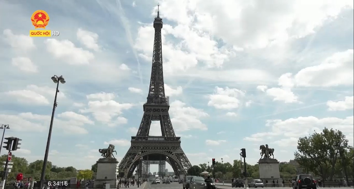 Mùa du lịch đang trở lại Thủ đô Paris, Pháp