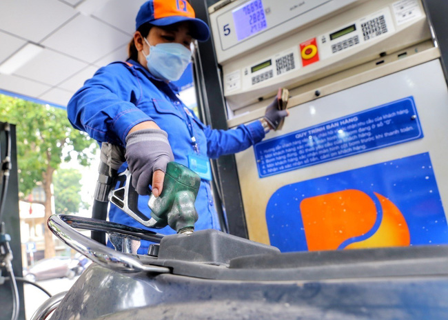 Giá xăng dầu lần thứ 3 giảm mạnh